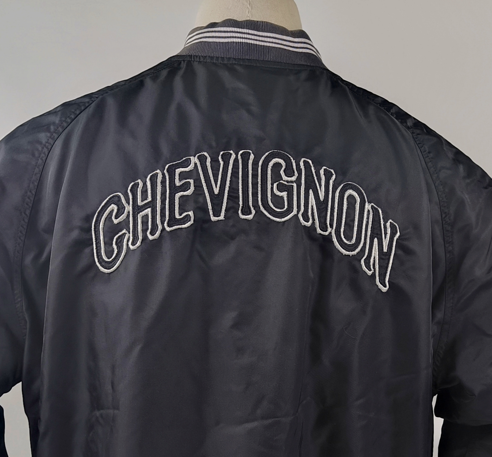 Chevignon Jacke Kern County Men`s Sports Gr. XL schwarz vintage 90s Rückenlogo
