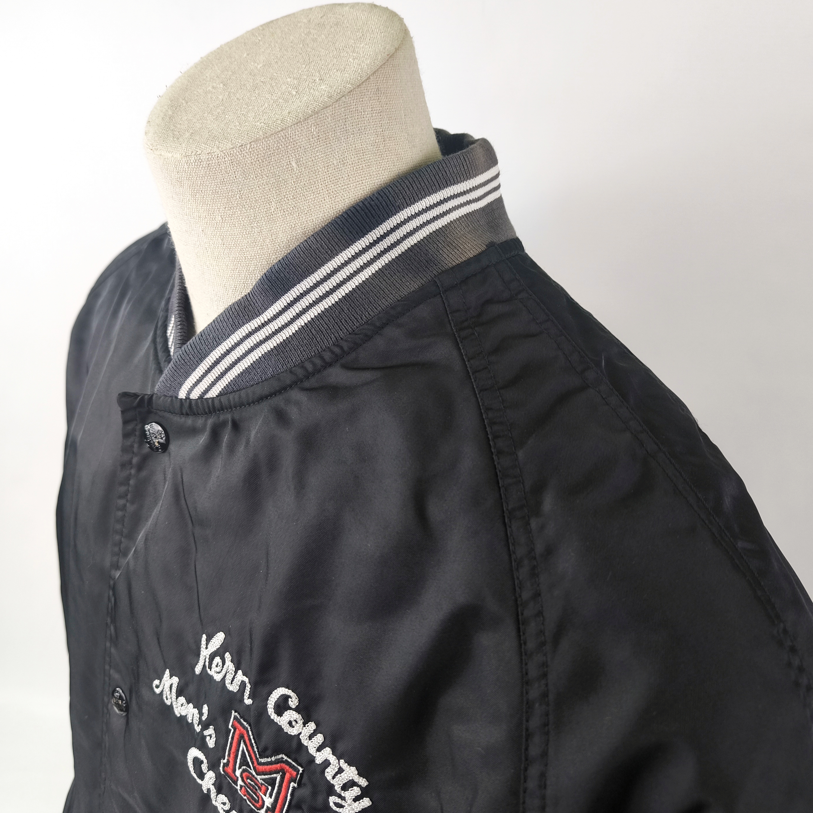 Chevignon Jacke Kern County Men`s Sports Gr. XL schwarz vintage 90s Rückenlogo