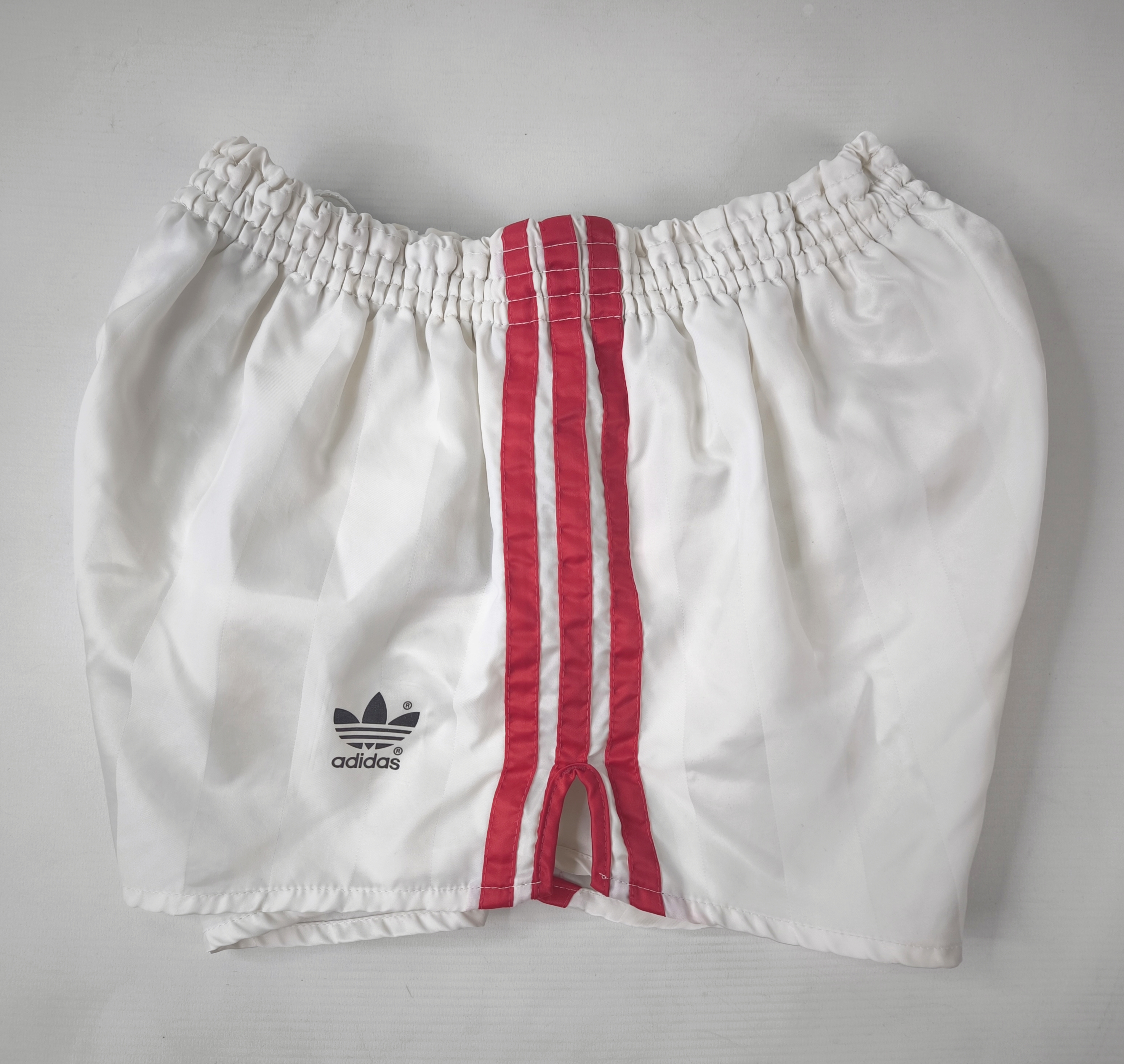 adidas Shorts Nylon Gr. D6 (ML) weiß rot West Germany vintage Polyamid sprinter