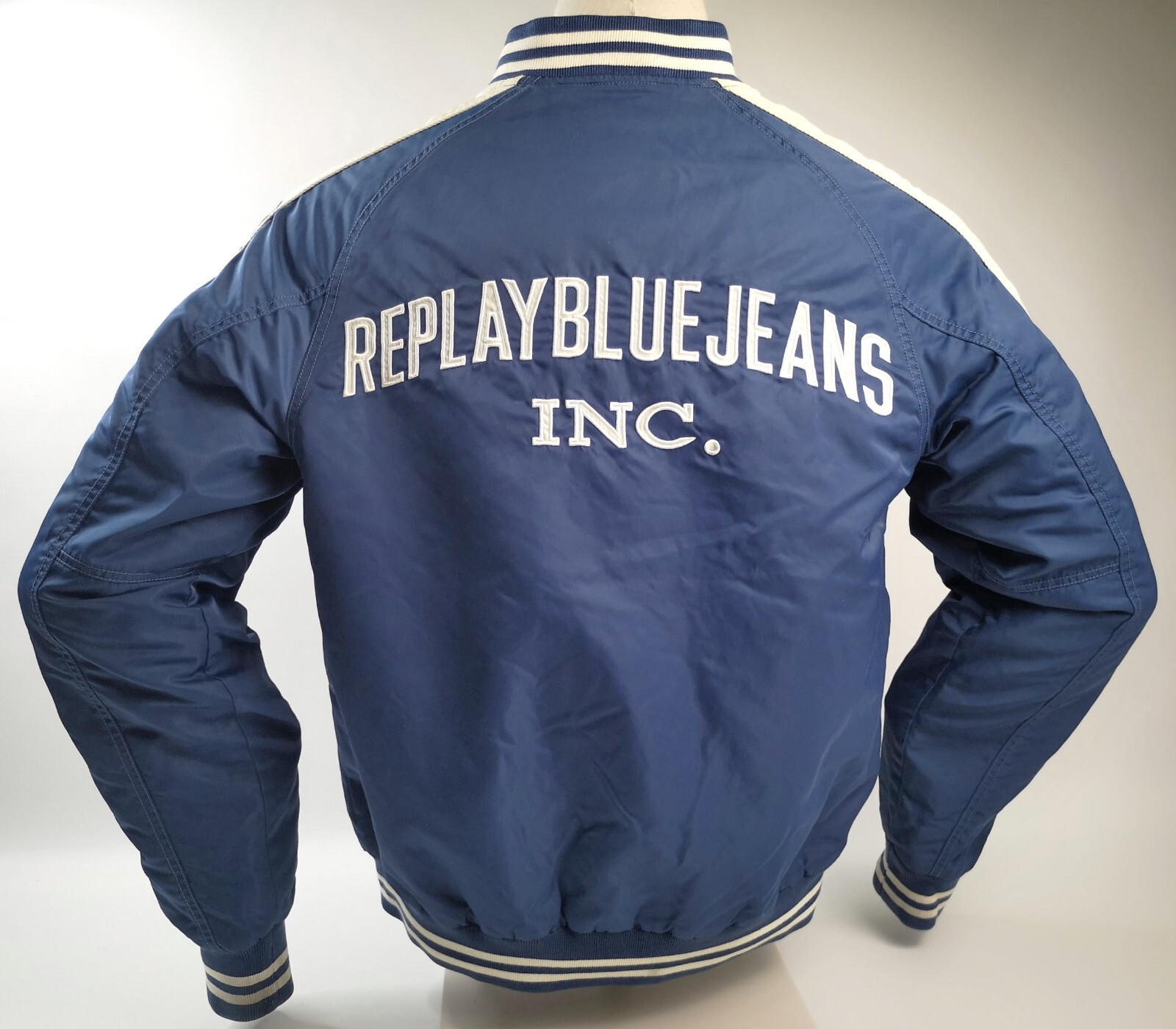 Replay Jacke 23 blau großes Rückenlogo Gr. S