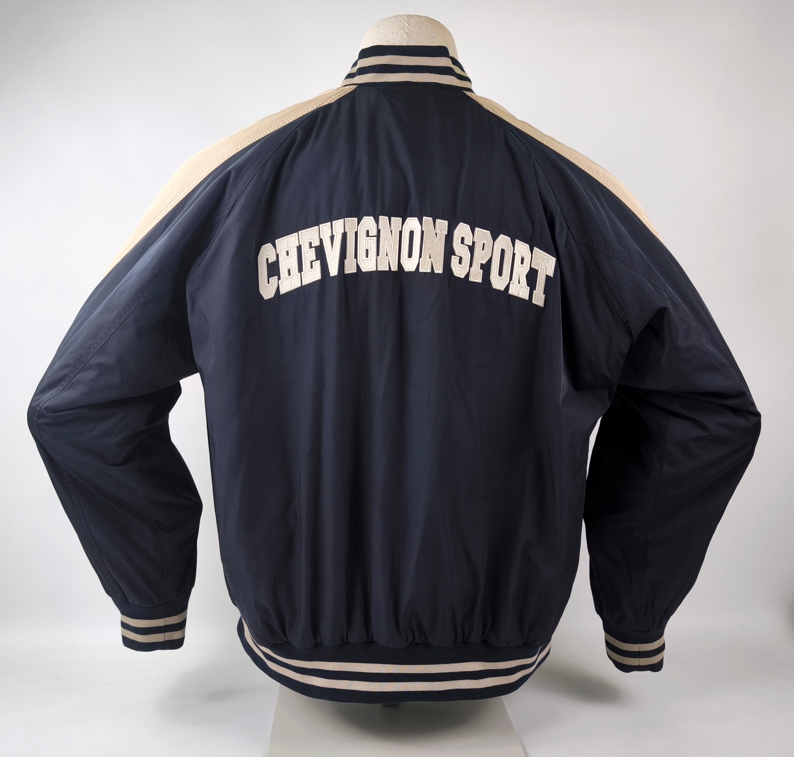 Chevignon Sport Jacke Team 57 schwarz Gr. XXL großes Rückenlogo