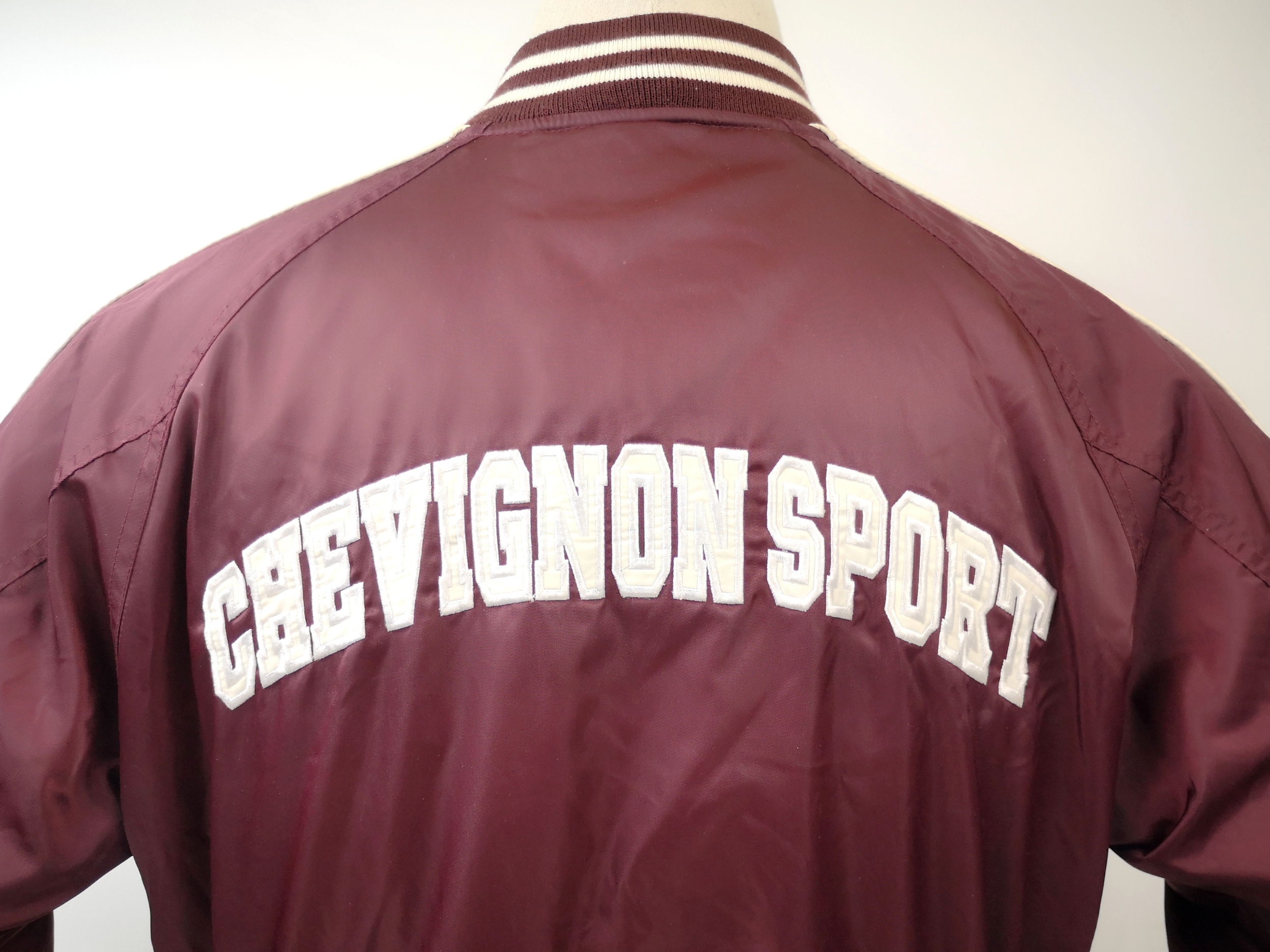 Chevignon Sport Jacke Team 57 weinrot bordeaux Gr. M großes Rückenlogo
