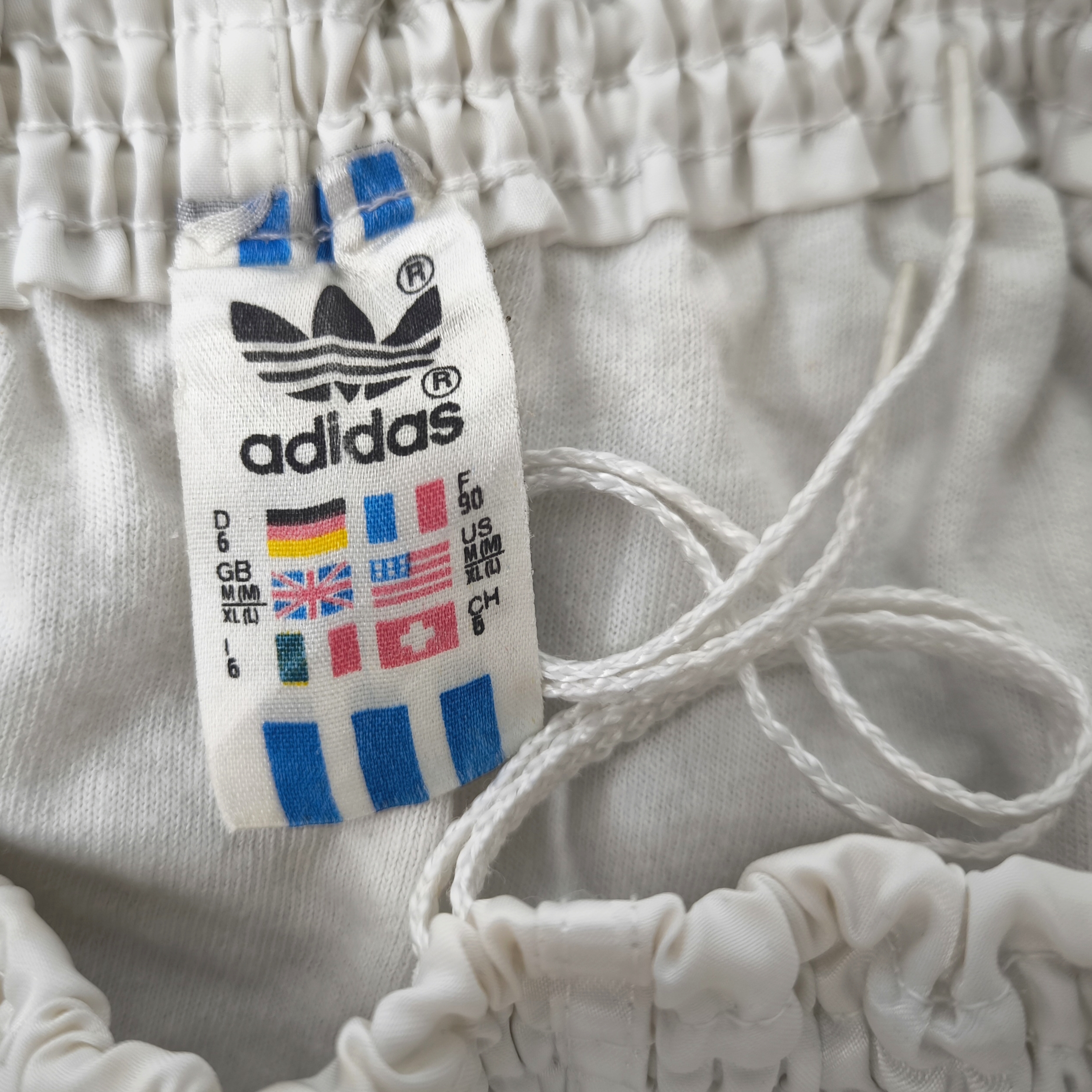 adidas Shorts Nylon Gr. D6 (ML) weiß rot West Germany vintage Polyamid sprinter