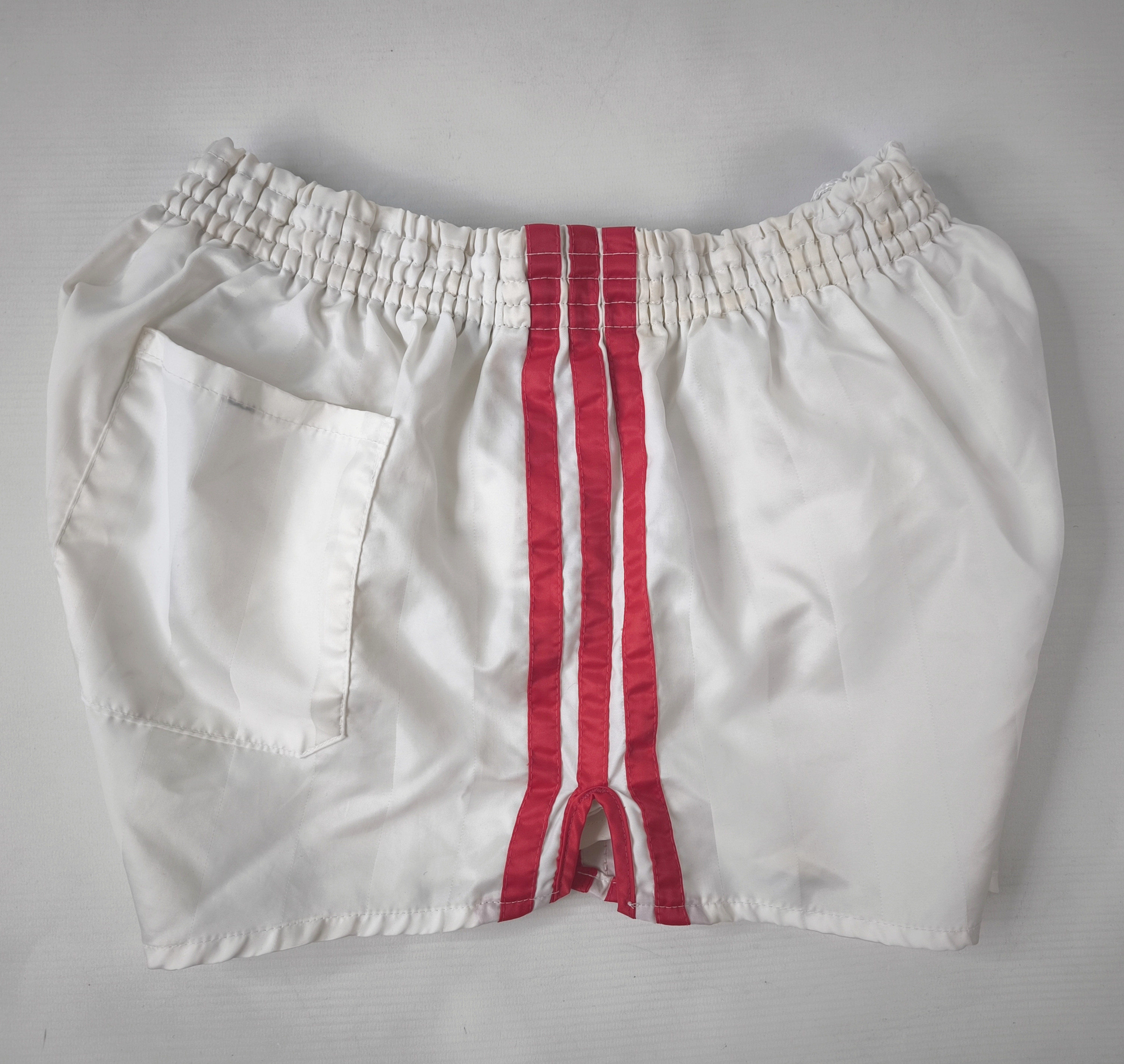 adidas Shorts Nylon Gr. D6 (ML) weiß rot West Germany vintage Polyamid sprinter