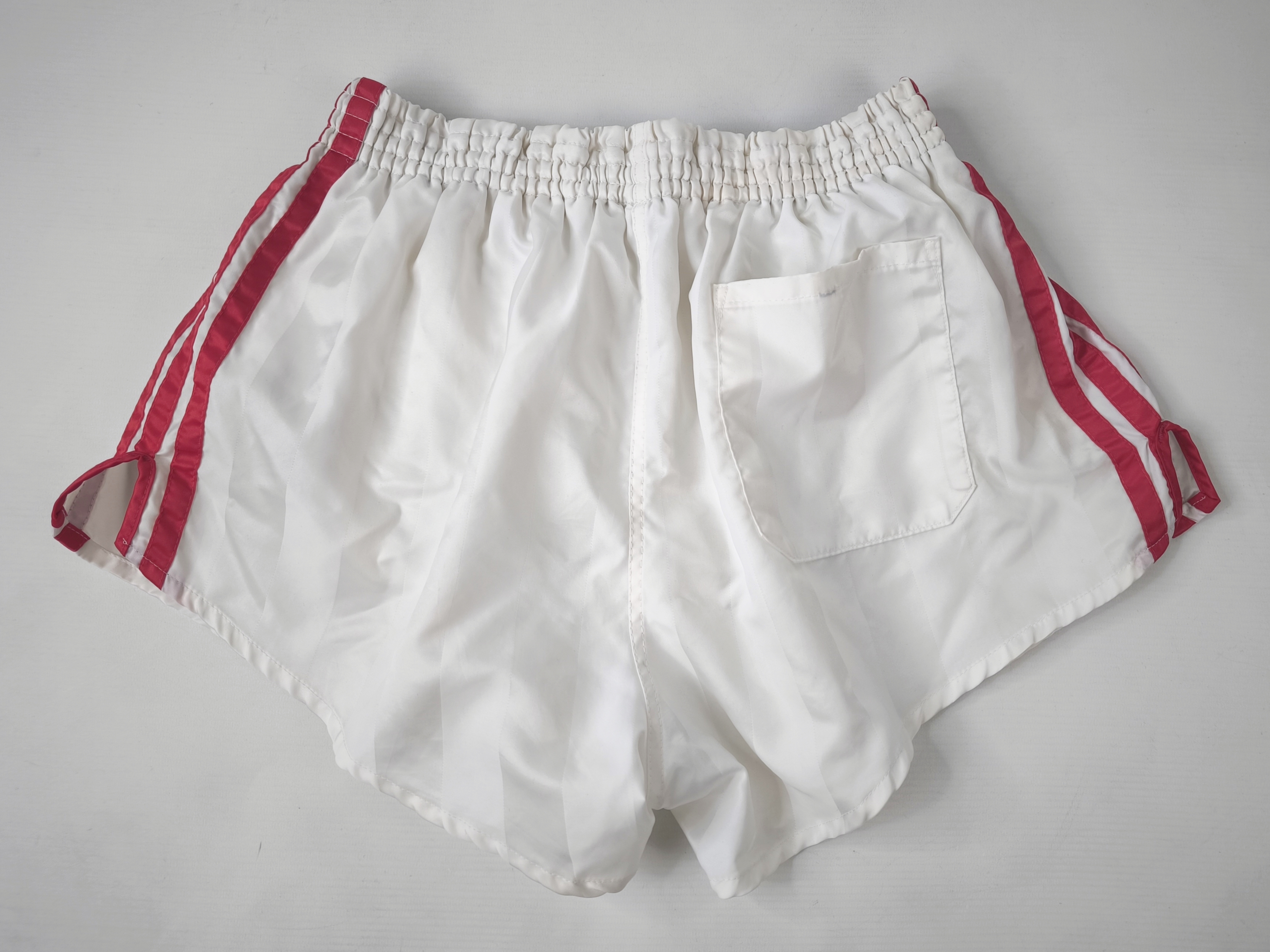 adidas Shorts Nylon Gr. D6 (ML) weiß rot West Germany vintage Polyamid sprinter